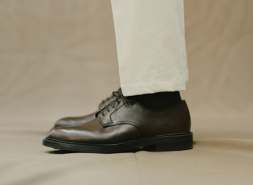 Hur du bär dressade skor till en avslappnad stil