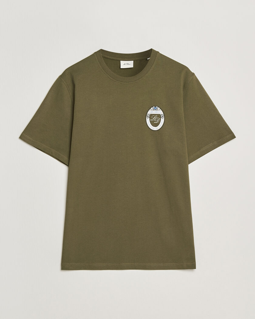 LES DEUX Brday Emblem T-Shirt Olive Night Green – Green