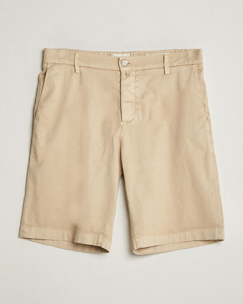 Auralee Finx Linen Easy Shorts Ecru at CareOfCarl.com