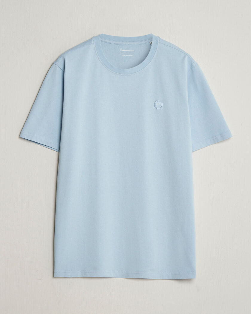 KnowledgeCotton Apparel Badge T-Shirt Skyway – Blue