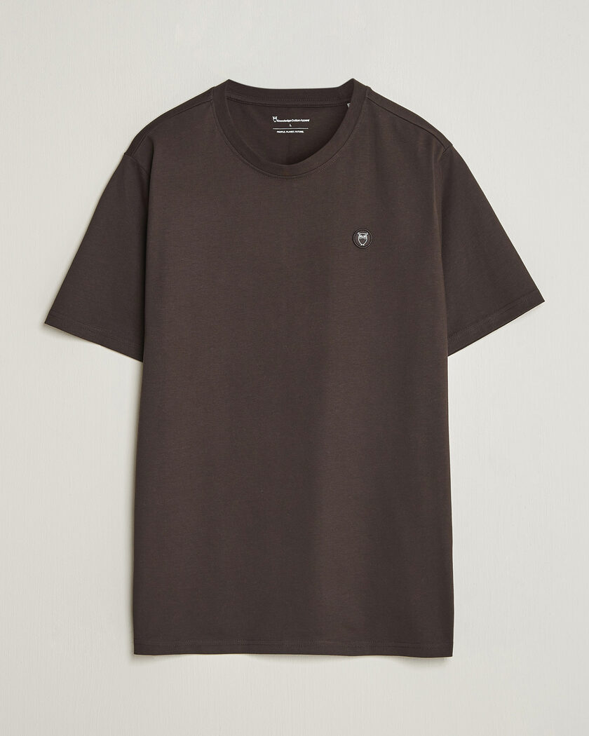 KnowledgeCotton Apparel Loke Badge T-Shirt Chocolate Torte – Brown
