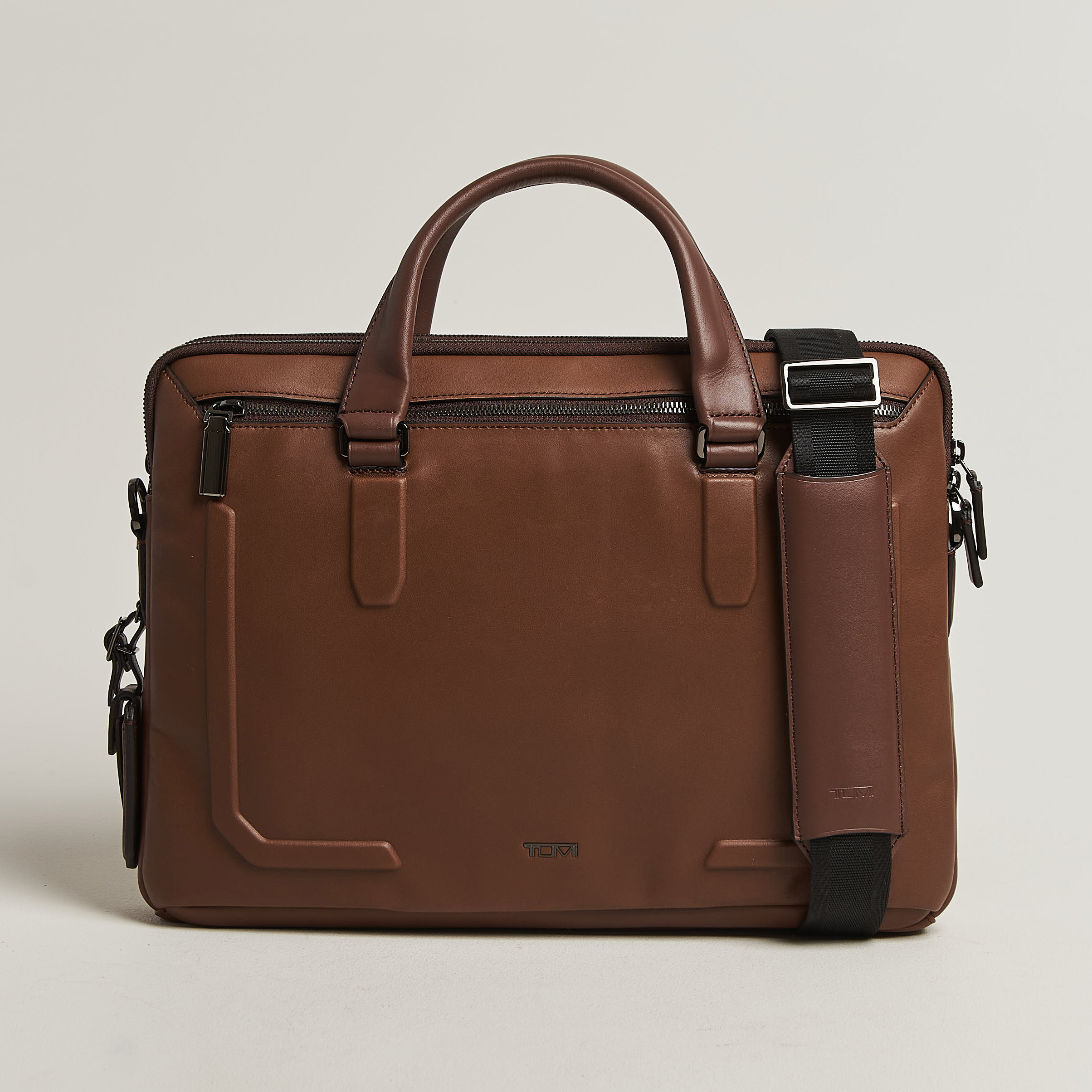 TUMI Harrison Sycamore Slim Leather Brief Cognac Bombe – Brown