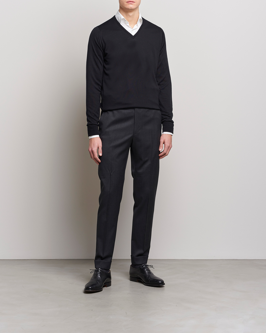Men | Sweaters & Knitwear | John Smedley | Bobby Extra Fine Merino V-Neck Pullover Black