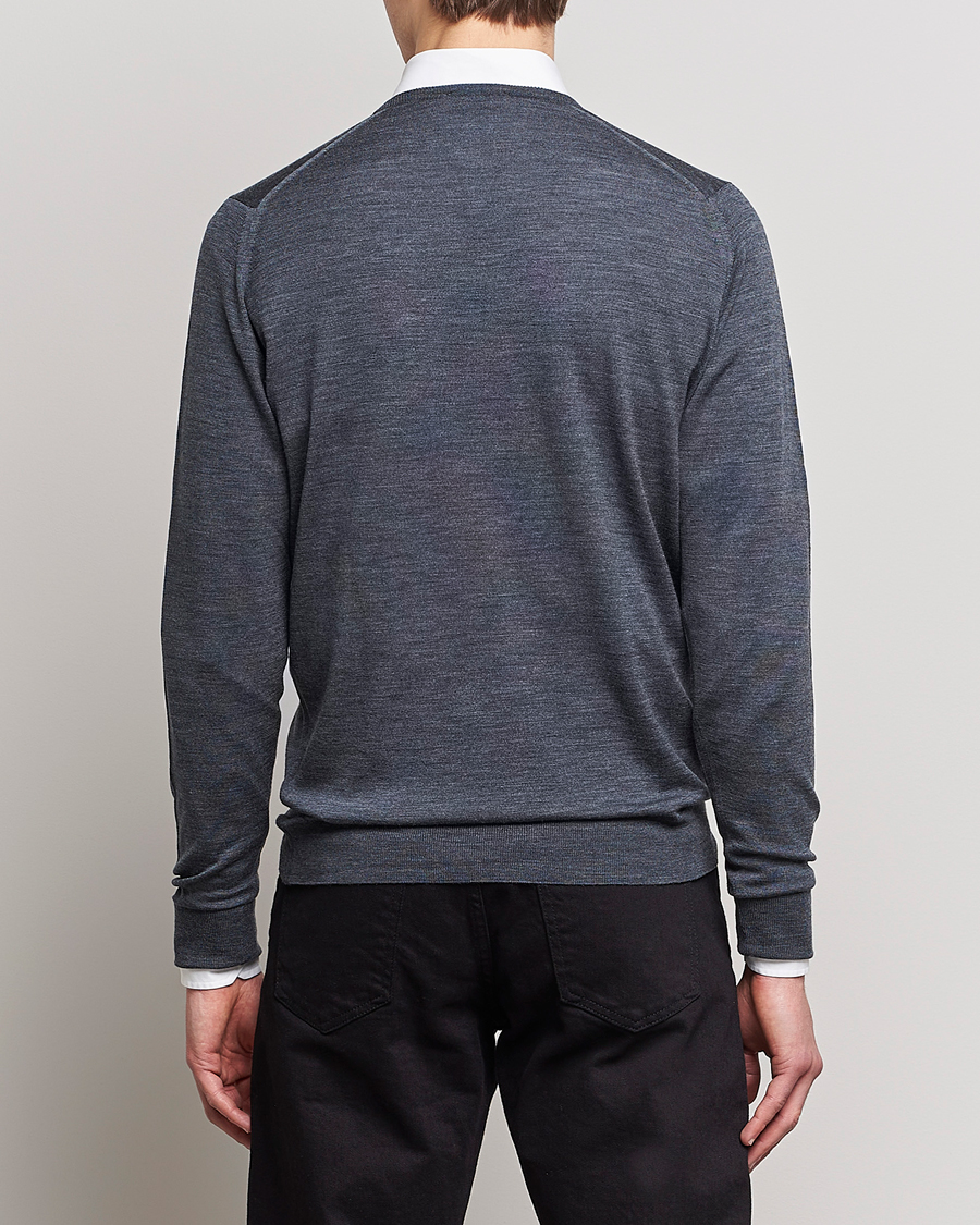Men | Sweaters & Knitwear | John Smedley | Bobby Extra Fine Merino V-Neck Pullover Charcoal