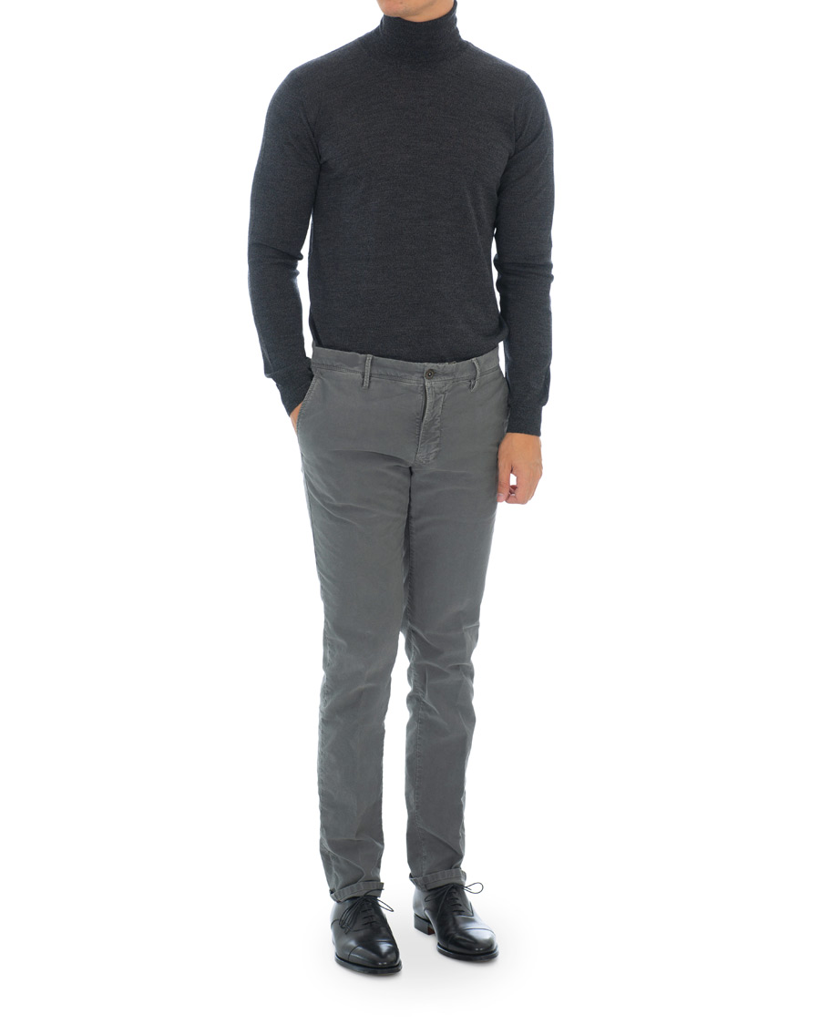 Men | Sweaters & Knitwear | Oscar Jacobson | Cole Extra Fine Merino Rollneck Dark Grey