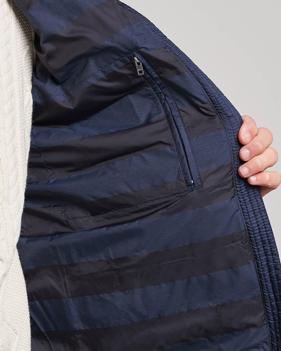 Men | Gilets | GANT | The Light Down Gilet Evening Blue