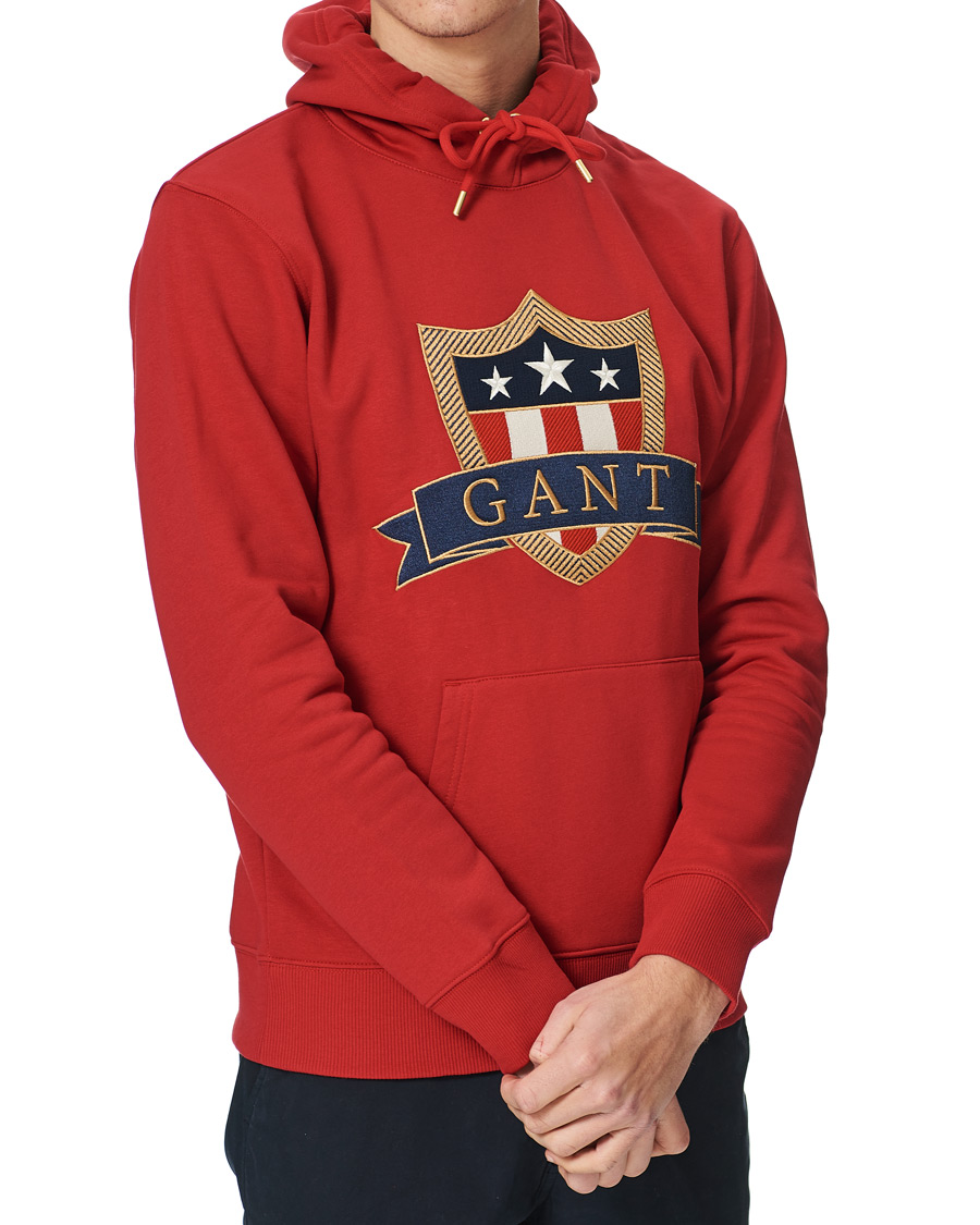 Men | Sweaters & Knitwear | GANT | Banner Shield Hoodie Equestrian Red