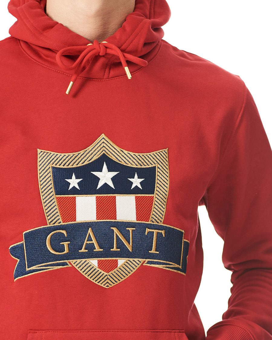 Men | Sweaters & Knitwear | GANT | Banner Shield Hoodie Equestrian Red