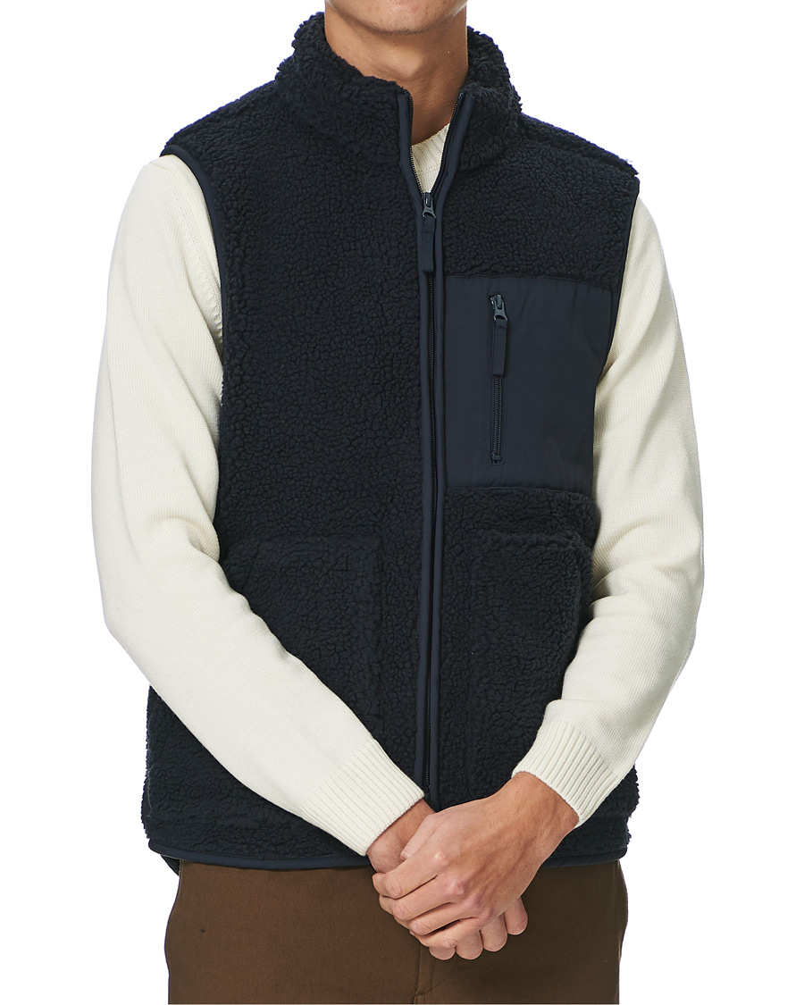 Men | Sweaters & Knitwear | A Day's March | Arvån Recycled Fleece Vest Navy