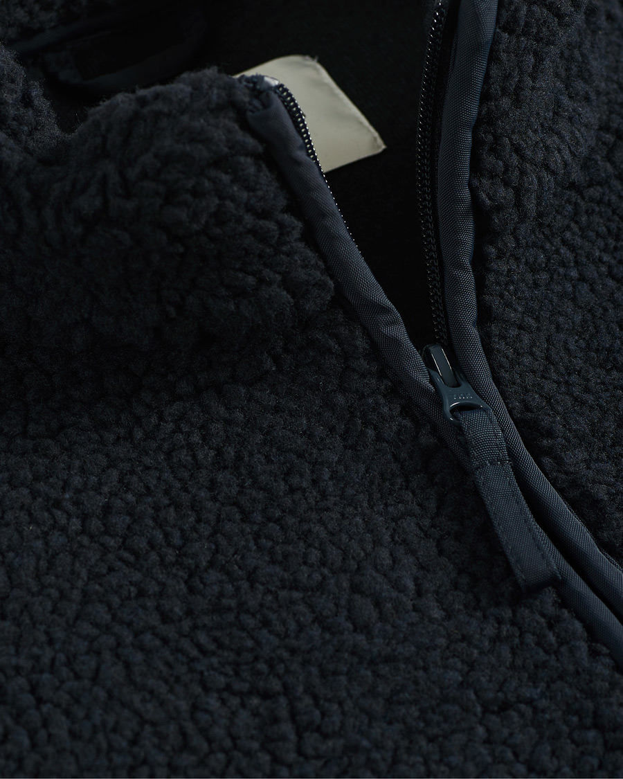 Men | Sweaters & Knitwear | A Day's March | Arvån Recycled Fleece Vest Navy