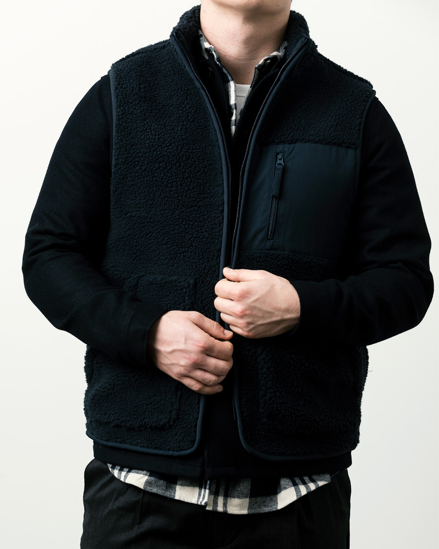 Men | Sweaters & Knitwear | A Day's March | Arvån Recycled Fleece Vest Navy