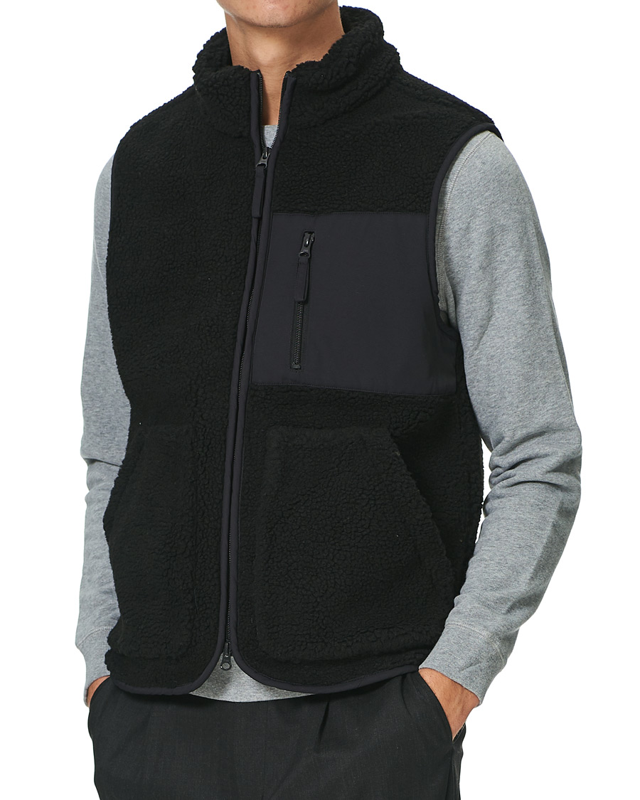 Men | Sweaters & Knitwear | A Day's March | Arvån Recycled Fleece Vest Black