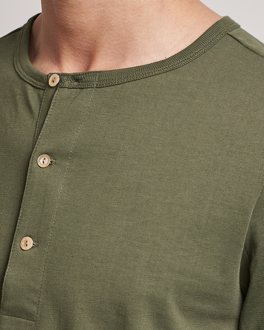 Men | T-Shirts | Merz b. Schwanen | Classic Organic Cotton Henley Sweater Army