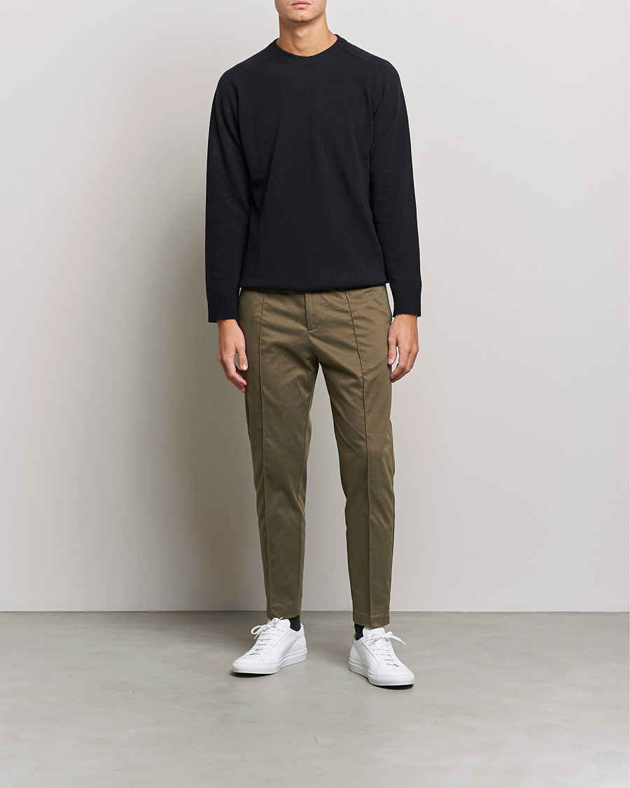 Men | Trousers | Tiger of Sweden | Sosa Brushed Satin Trouser Olive Extreme