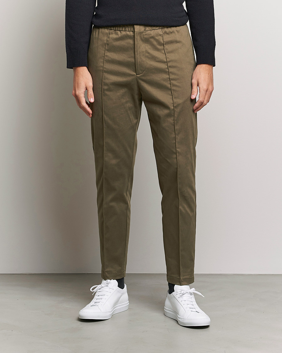 Men | Trousers | Tiger of Sweden | Sosa Brushed Satin Trouser Olive Extreme