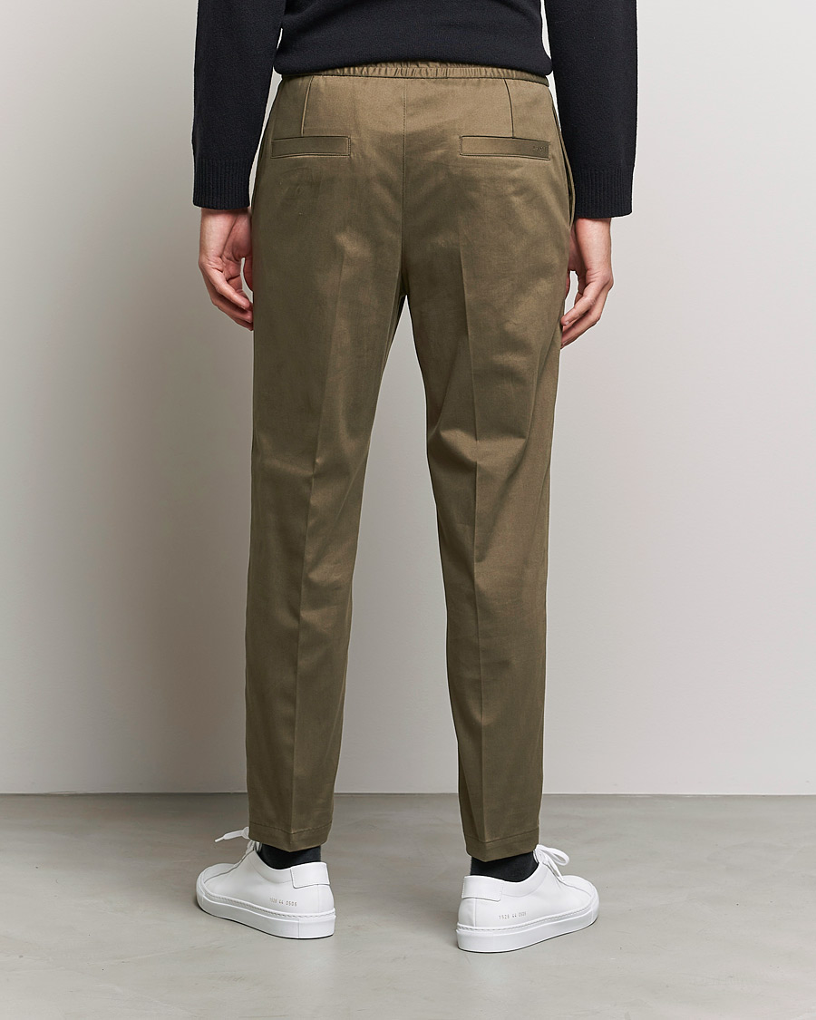 Men | Trousers | Tiger of Sweden | Sosa Brushed Satin Trouser Olive Extreme