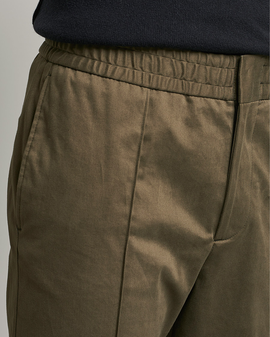 Men | Trousers | Tiger of Sweden | Sosa Brushed Satin Trouser Olive Extreme