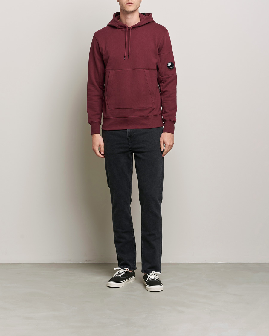 Men | Sweaters & Knitwear | C.P. Company | Diagonal Raised Fleece Hooded Lens Sweatshirt Wine