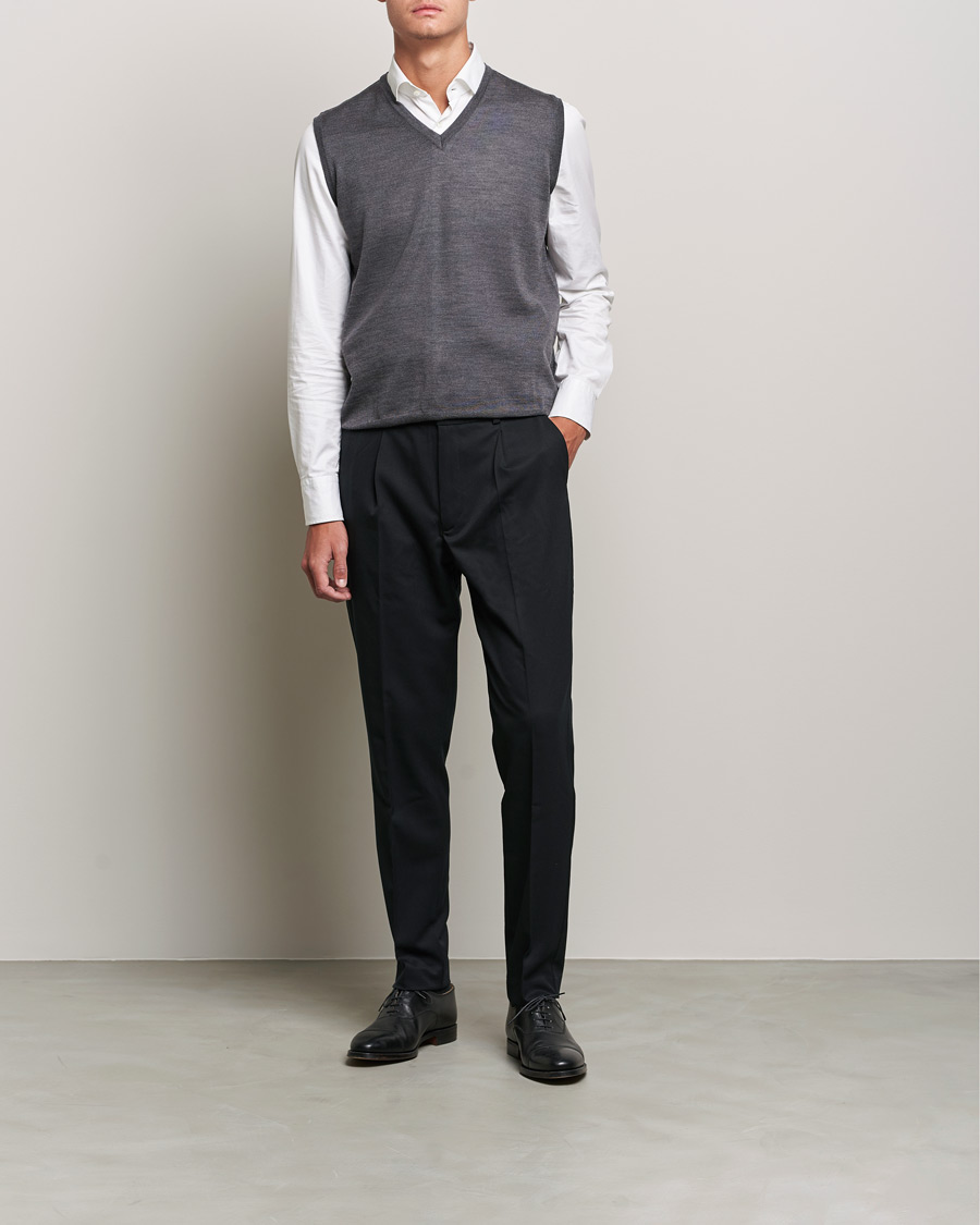 Men | Sweaters & Knitwear | Oscar Jacobson | Roger Extrafine Merino Vest Grey