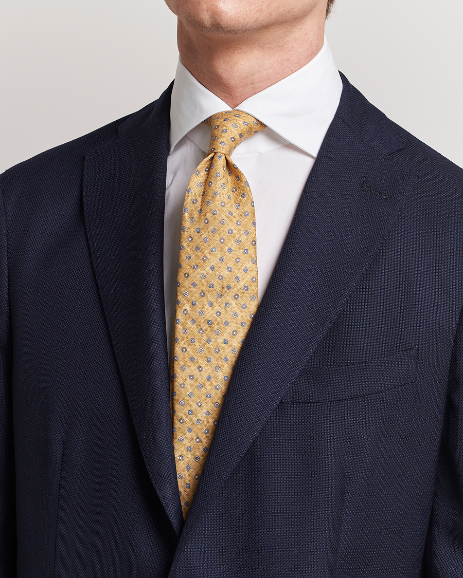 Men | Amanda Christensen Linen Printed Medallion 8cm Tie Yellow | Amanda Christensen | Linen Printed Medallion 8cm Tie Yellow