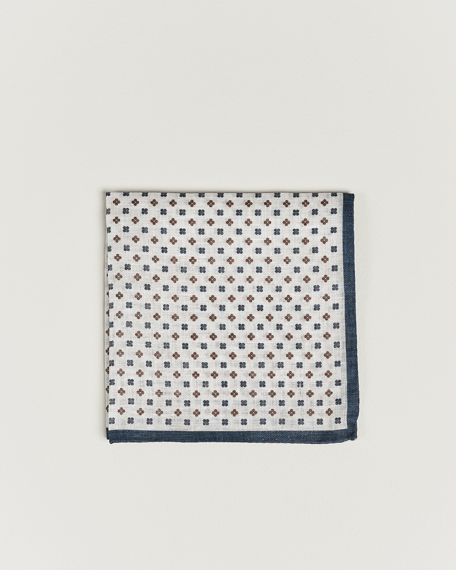 Men | Amanda Christensen Linen Paspoal Printed Flower Pocket Square White/Navy | Amanda Christensen | Linen Paspoal Printed Flower Pocket Square White/Navy