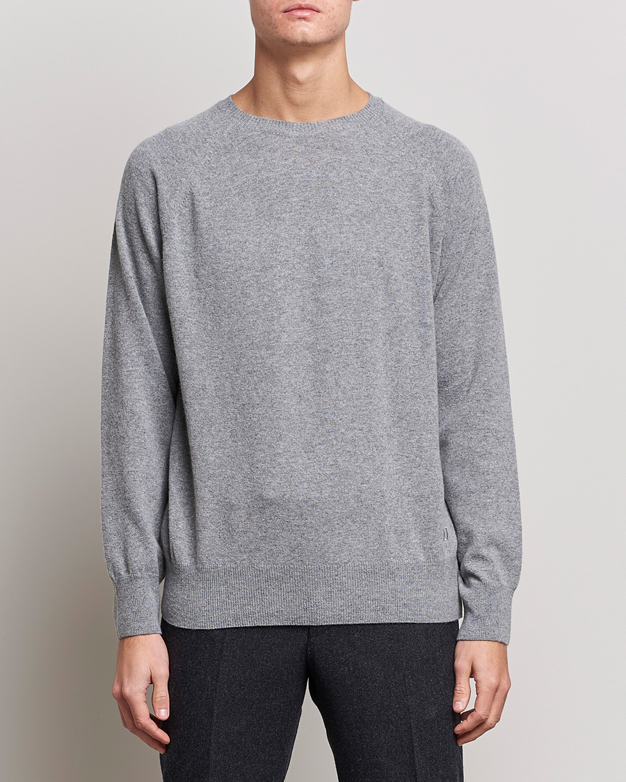 Men | Sweaters & Knitwear | Oscar Jacobson | Gustaf Lambswool Raglan Crew Neck Light Grey