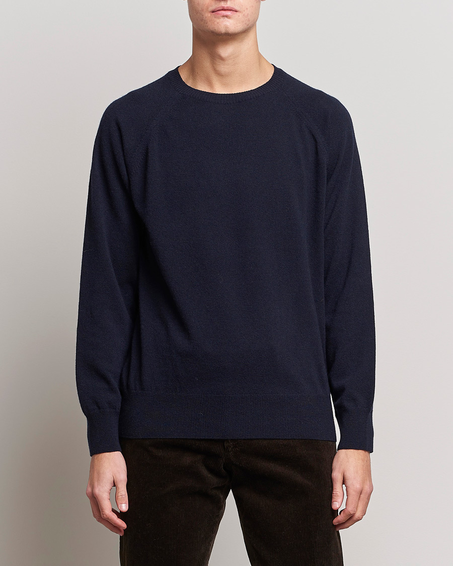 Men | Sweaters & Knitwear | Oscar Jacobson | Gustaf Lambswool Raglan Crew Neck Navy