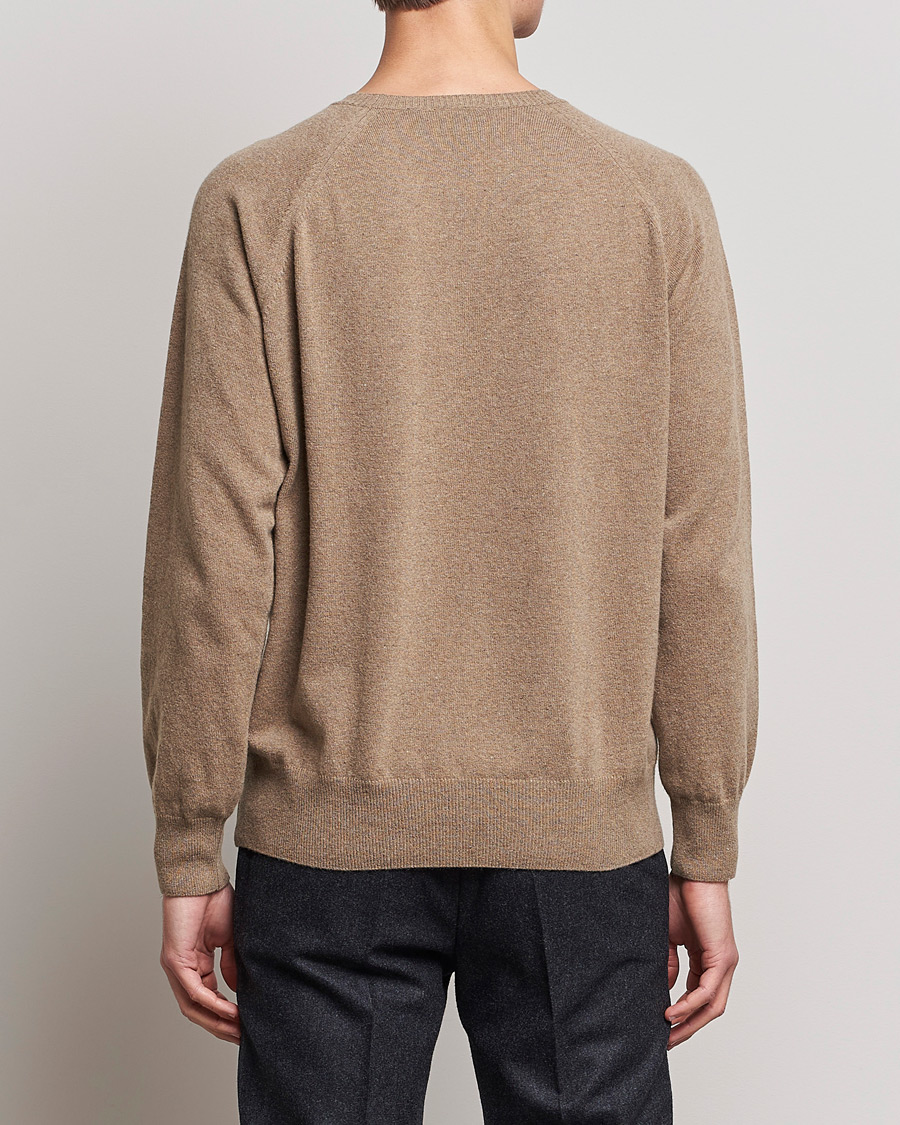 Men | Sweaters & Knitwear | Oscar Jacobson | Gustaf Lambswool Raglan Crew Neck Camel