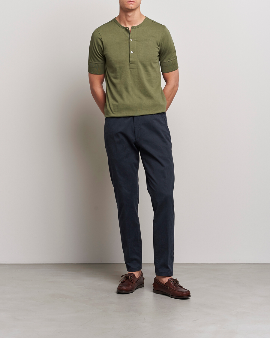 Men | T-Shirts | Merz b. Schwanen | Short Sleeve Organic Cotton Henley Army