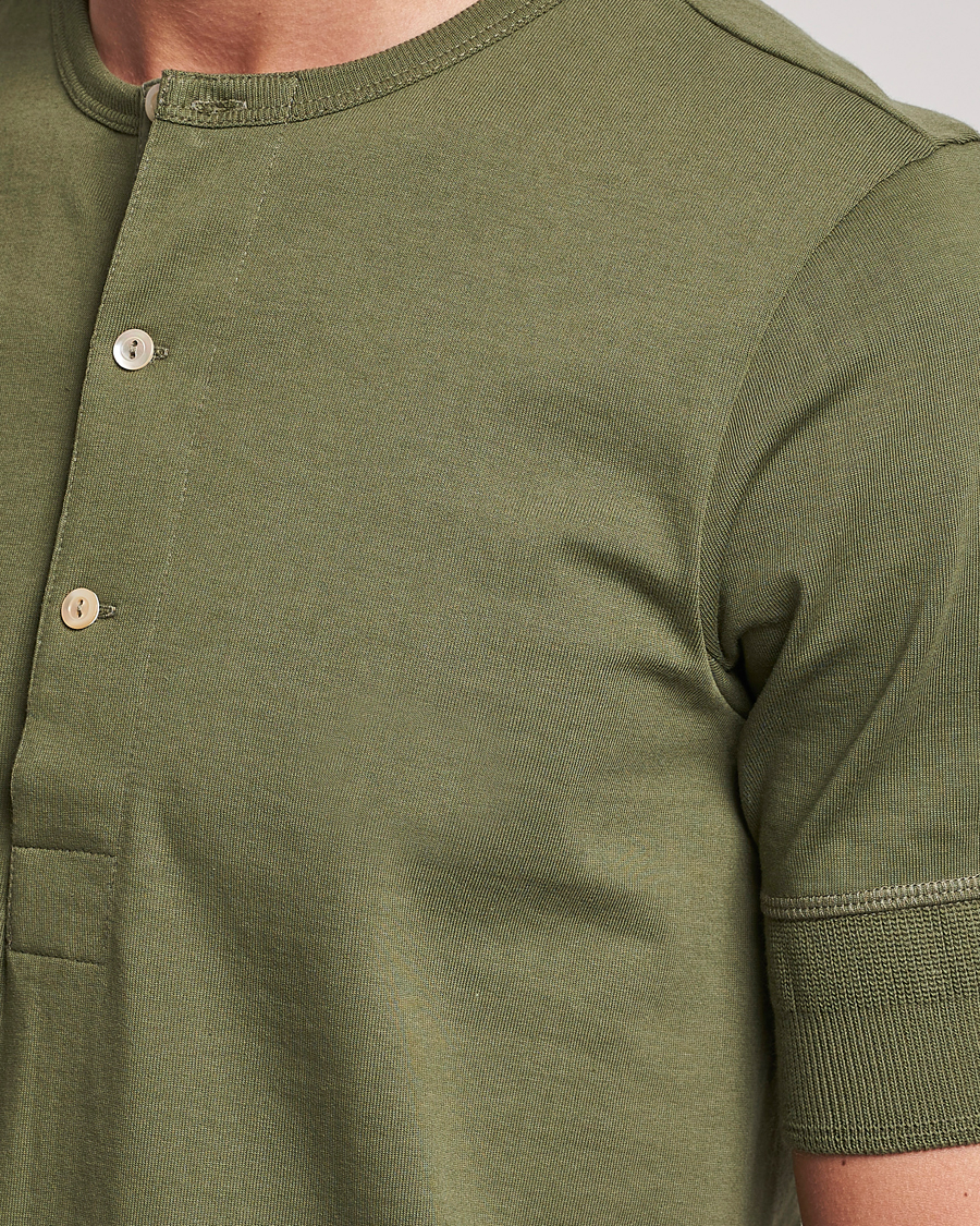 Men | T-Shirts | Merz b. Schwanen | Short Sleeve Organic Cotton Henley Army