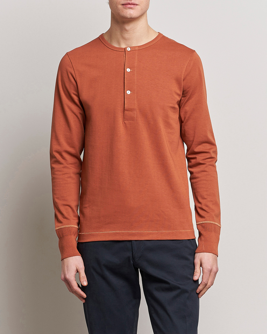 Men | Henley Shirts | Merz b. Schwanen | Classic Organic Cotton Henley Sweater Sierra Red