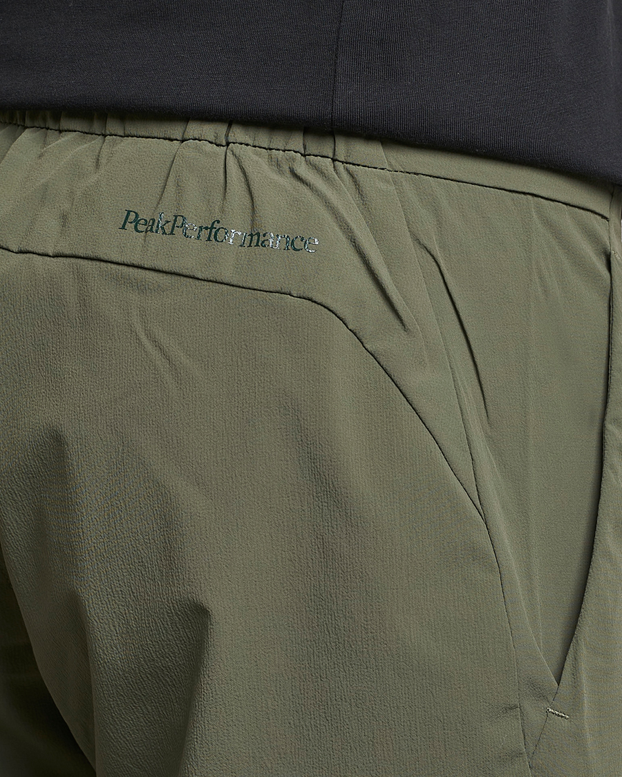 Men | Shorts | Peak Performance | Vislight Light Shorts Pine Needle