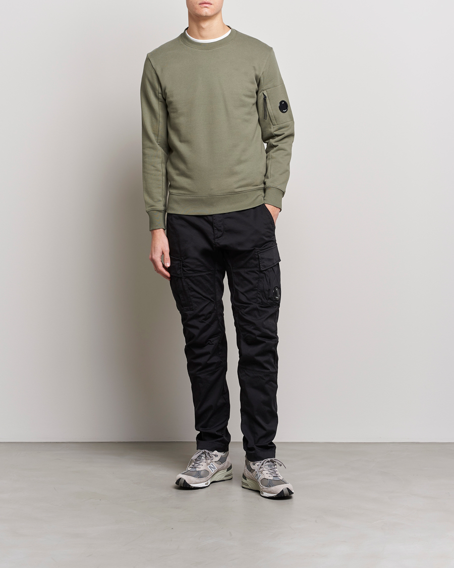 Men | Sweaters & Knitwear | C.P. Company | Diagonal Raised Fleece Lens Sweatshirt Olive