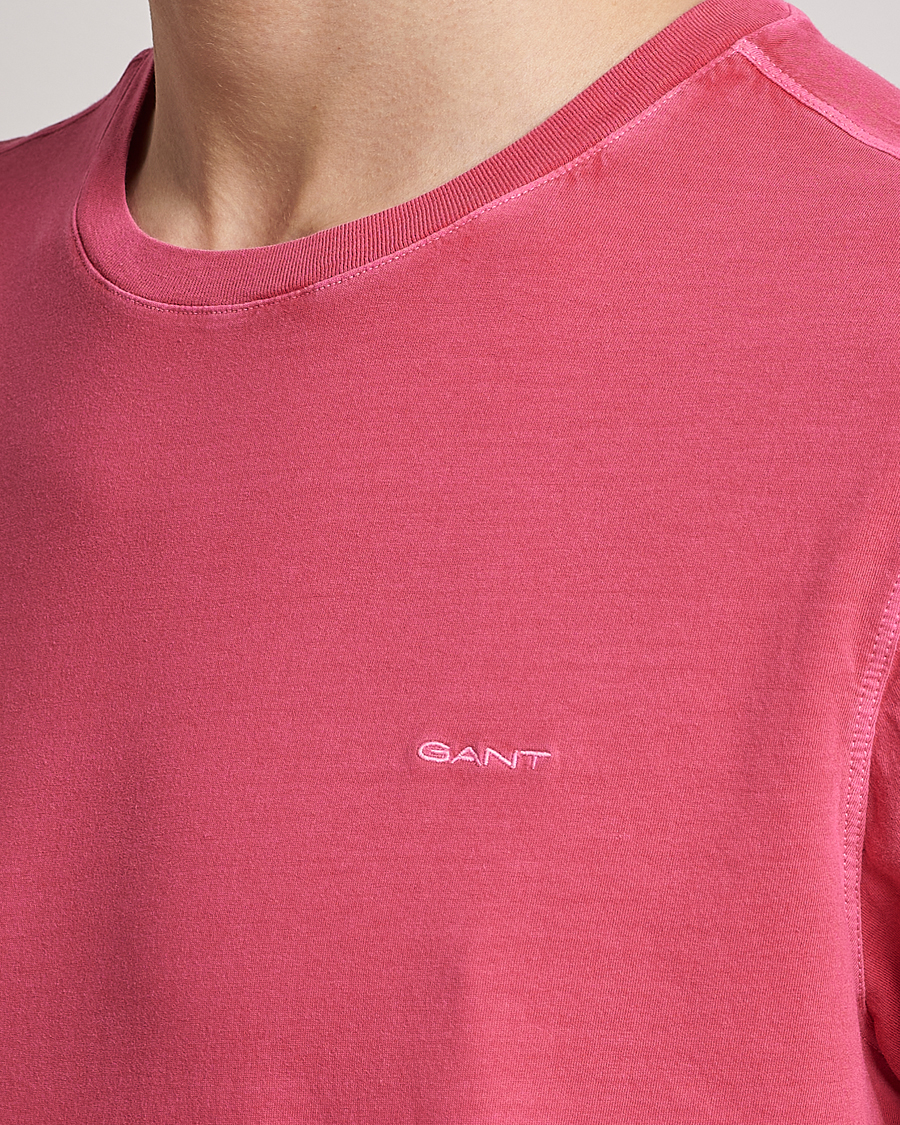Men | T-Shirts | GANT | Sunbleached T-Shirt Magenta Pink
