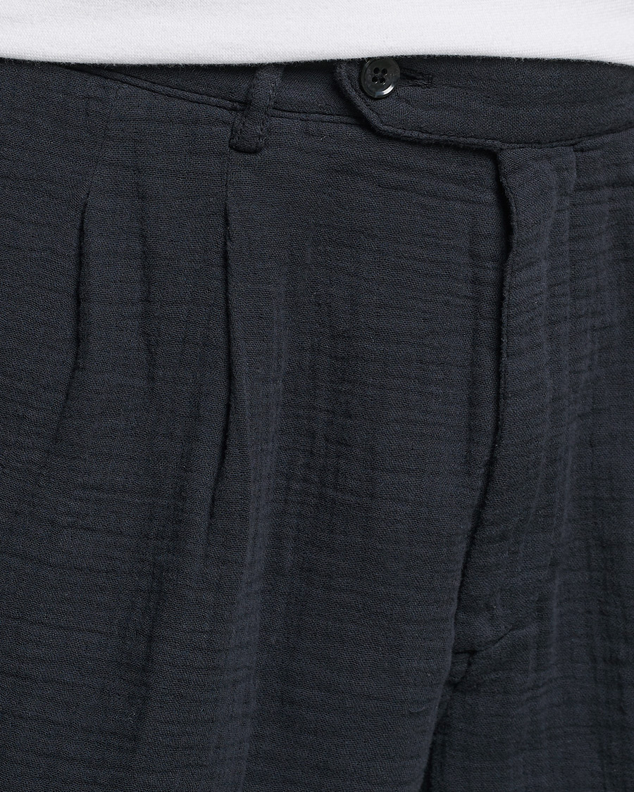 Men | Shorts | Oscar Jacobson | Tanker Pleated Crepe Cotton Shorts Navy