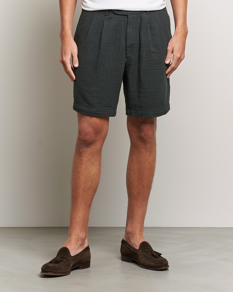 Men | What's new | Oscar Jacobson | Tanker Pleated Crepe Cotton Shorts Green
