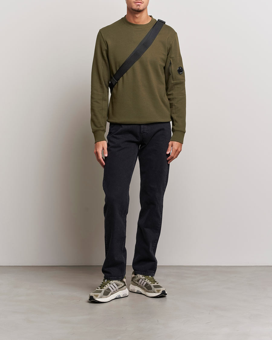 Men | Sweaters & Knitwear | C.P. Company | Diagonal Raised Fleece Lens Sweatshirt Military Green