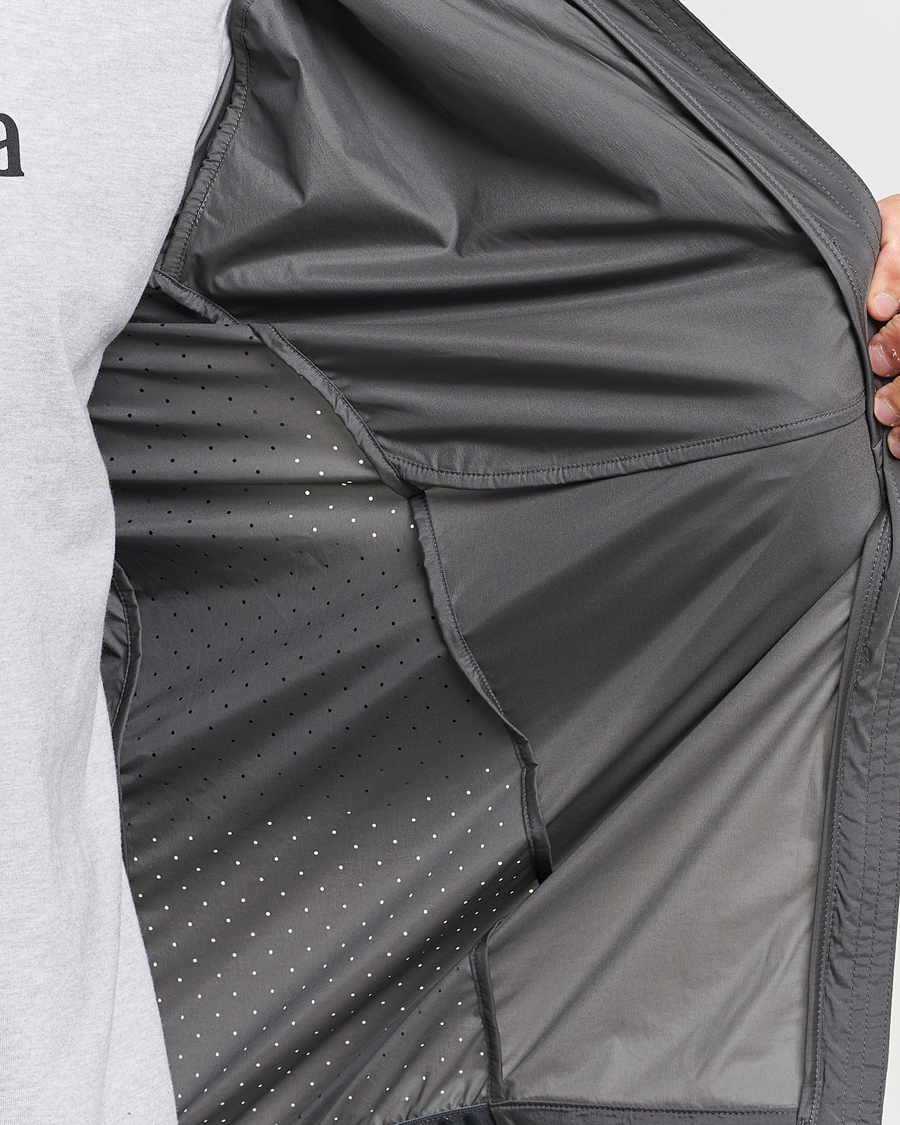 Men | Coats & Jackets | Peak Performance | Vislight Wind Jacket Motion Grey/Omber Blue