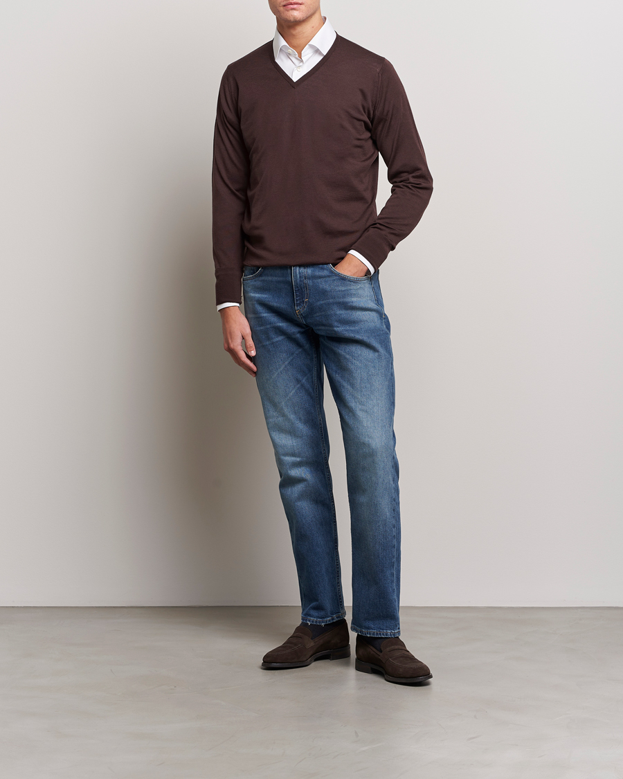 Men | Sweaters & Knitwear | John Smedley | Bobby Extra Fine Merino V-Neck Pullover Truffle Brown