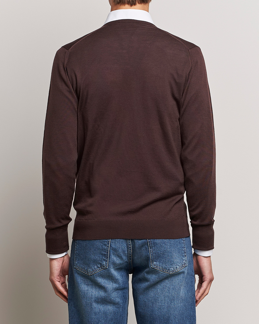Men | Sweaters & Knitwear | John Smedley | Bobby Extra Fine Merino V-Neck Pullover Truffle Brown
