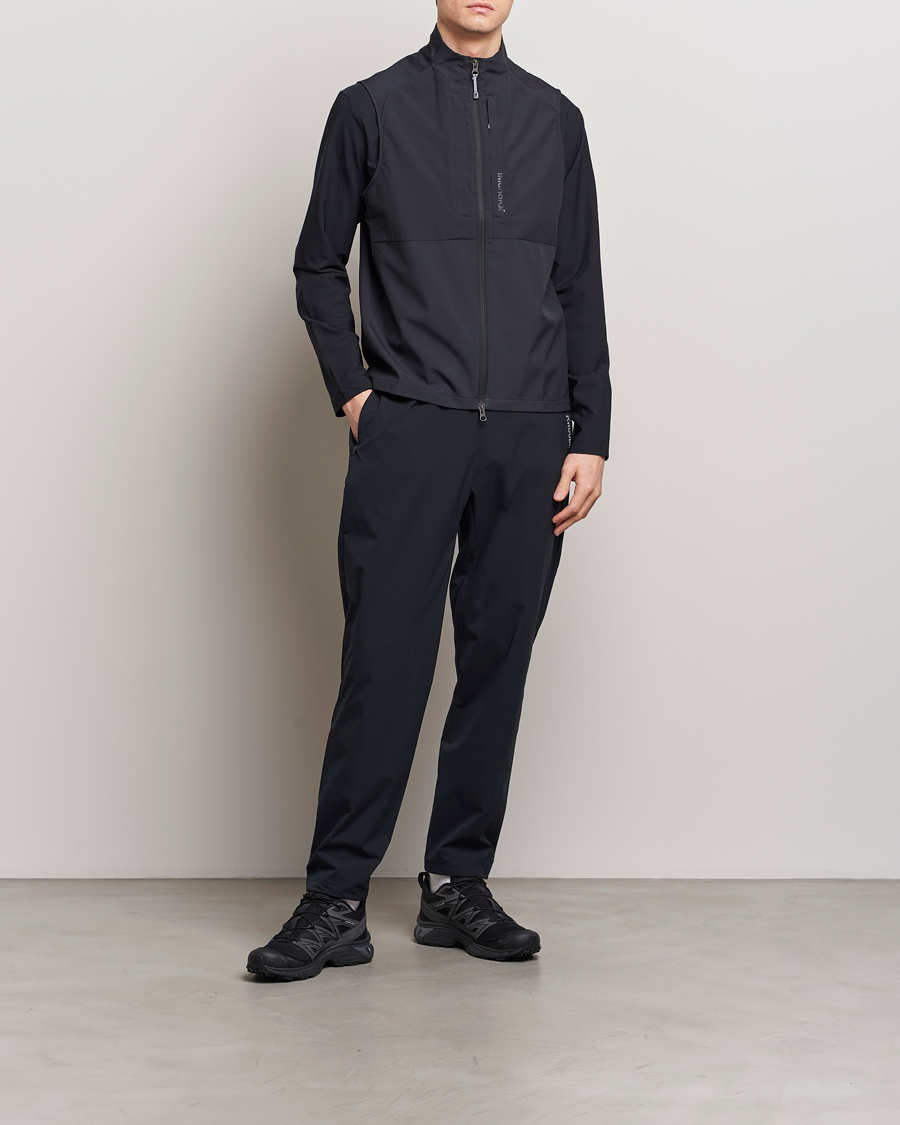 Men | Sweaters & Knitwear | Houdini | Pace Hybrid Softshell Vest True Black