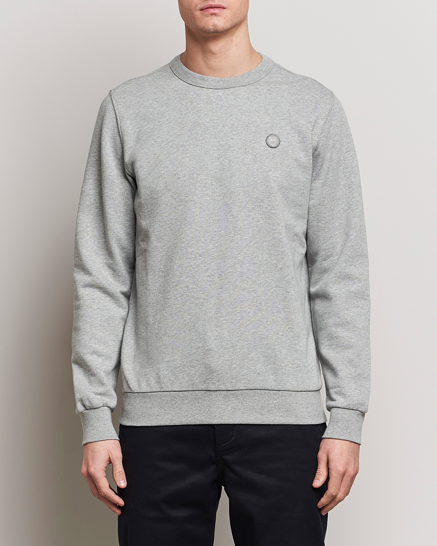 Men | Grey sweatshirts | KnowledgeCotton Apparel | Erik Badge Sweatshirt Grey Melange