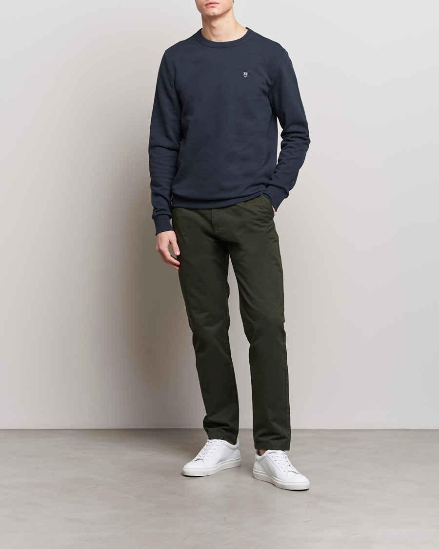 Men | Trousers | KnowledgeCotton Apparel | Chuck Regular Cotton Twill Chino Forest Night