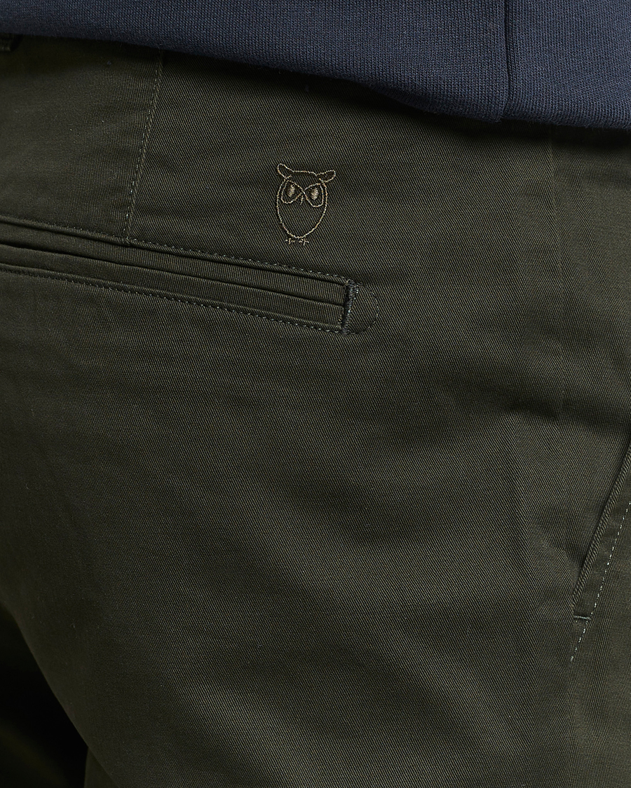 Men | Trousers | KnowledgeCotton Apparel | Chuck Regular Cotton Twill Chino Forest Night