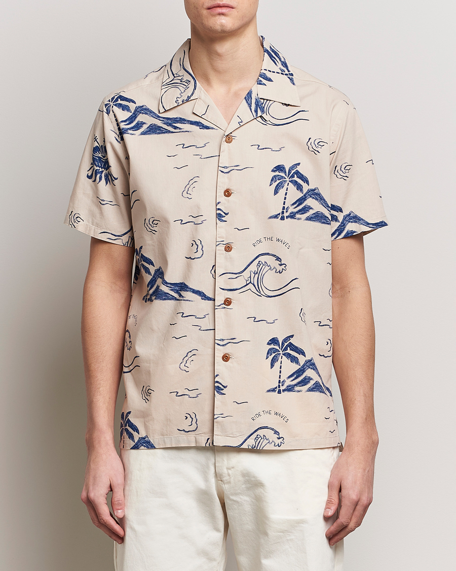 Men | Shirts | Nudie Jeans | Arvid Printed Waves Hawaii Short Sleeve Shirt Ecru