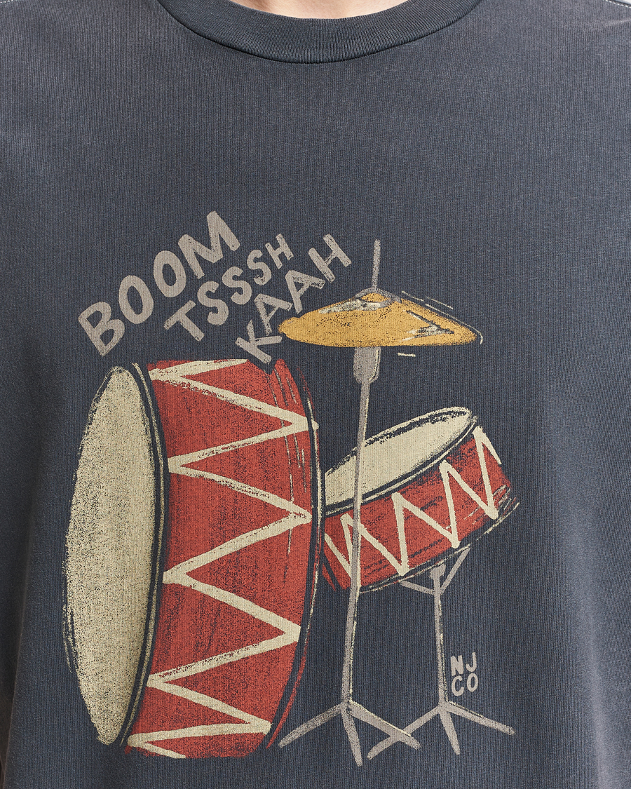 Men | T-Shirts | Nudie Jeans | Koffe Printed Crew Neck T-Shirt Antracite