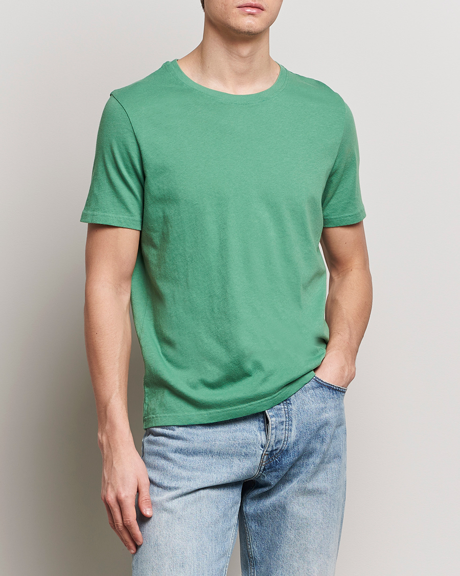 Men | T-Shirts | Merz b. Schwanen | Organic Cotton Washed Crew Neck T-Shirt Grass Green
