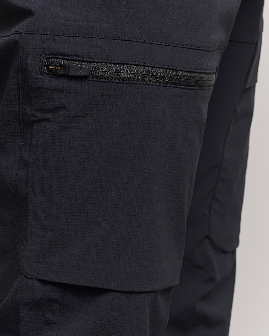 Men | Trousers | Peak Performance | Light Cargo Pants Black