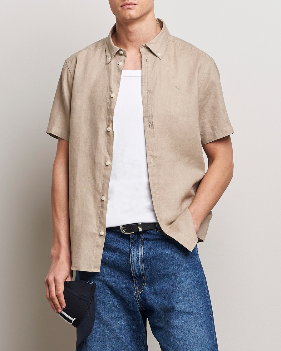 Men | New product images | LES DEUX | Kris Short Sleeve Linen Shirt Dark Sand