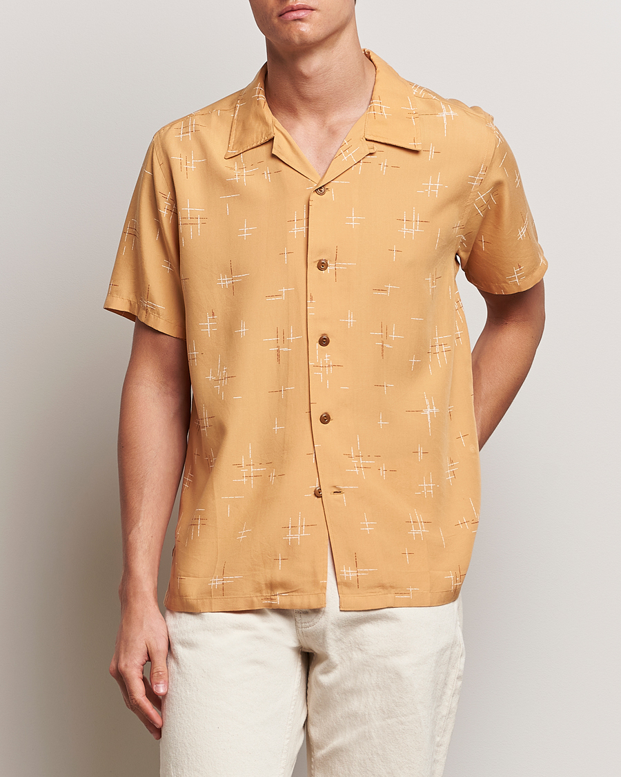 Men | Shirts | Nudie Jeans | Arvid 50s Hawaii Shirt Ochre